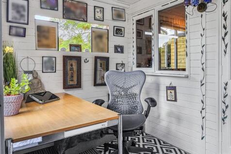 108 Taggs Island, Hampton Court, TW12 2HA