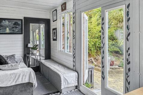 108 Taggs Island, Hampton Court, TW12 2HA
