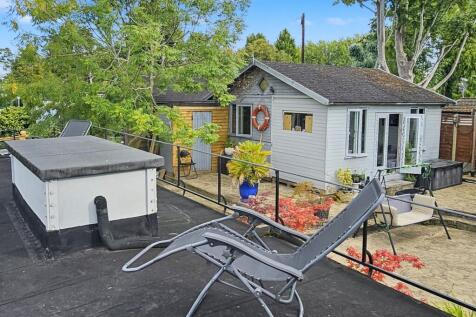 108 Taggs Island, Hampton Court, TW12 2HA