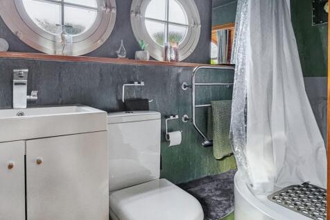 108 Taggs Island, Hampton Court, TW12 2HA