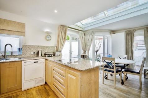 12 Squires Mount, Hampstead, London, NW3 1ED