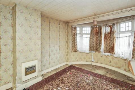 118 Linden Gardens, Enfield, Middlesex, EN1 4DX