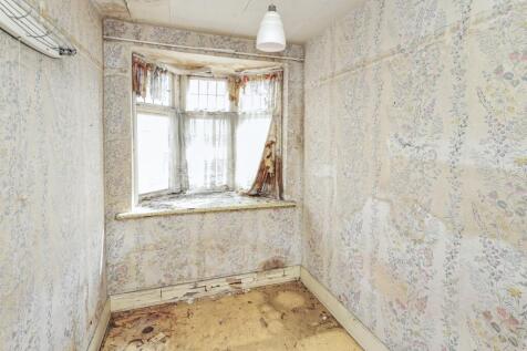 118 Linden Gardens, Enfield, Middlesex, EN1 4DX