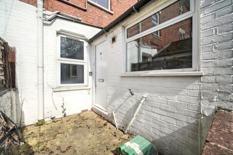 9B Farningham Road, Caterham, CR3 6LL