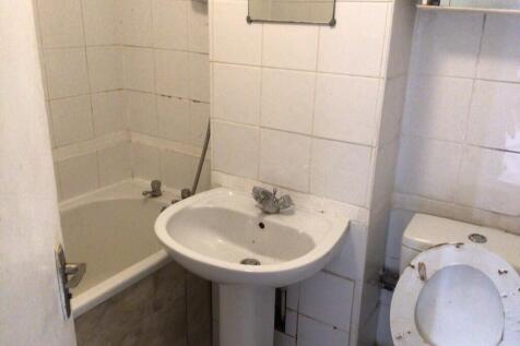 Flat 10 Wyvern House, Bridge Road, Grays, Essex, RM17 6RS