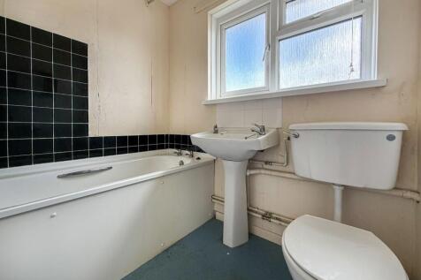 9 Solent Gardens, Freshwater, Isle of Wight, PO40 9PN