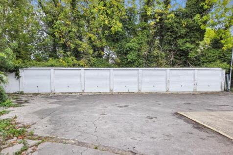 Garages at Chadwell Avenue, Cheshunt, Waltham Cross, EN8 0ER