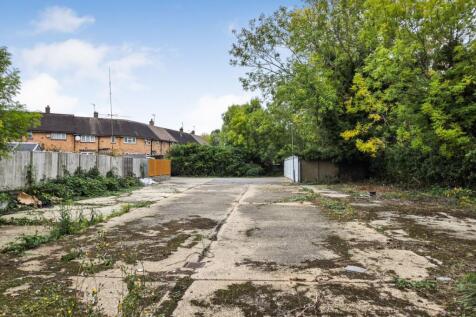 Garages at Chadwell Avenue, Cheshunt, Waltham Cross, EN8 0ER