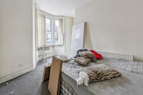 90 &amp; 90A Rawling Road, Gateshead, Tyne and Wear NE8 4QR