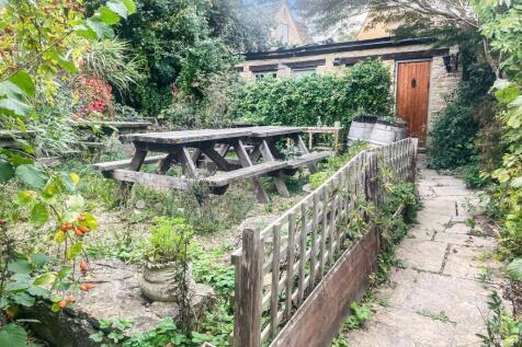 The Crown Inn, High Street, Lechlade GL7 3AE