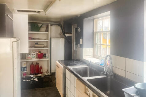 The Crown Inn, High Street, Lechlade GL7 3AE