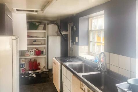 The Crown Inn, High Street, Lechlade GL7 3AE