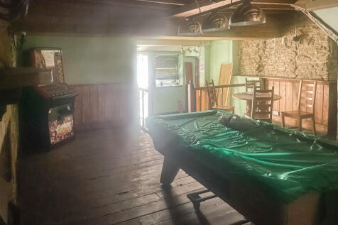 The Crown Inn, High Street, Lechlade GL7 3AE