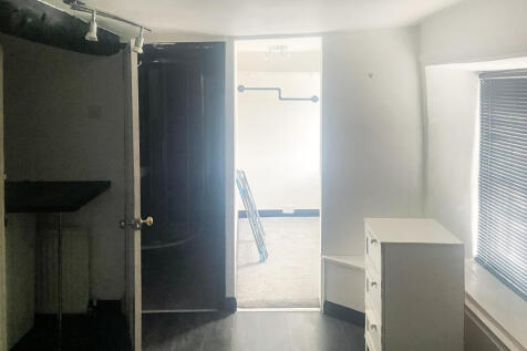 The Crown Inn, High Street, Lechlade GL7 3AE