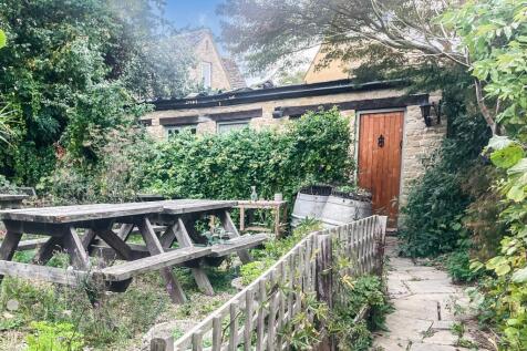 The Crown Inn, High Street, Lechlade GL7 3AE