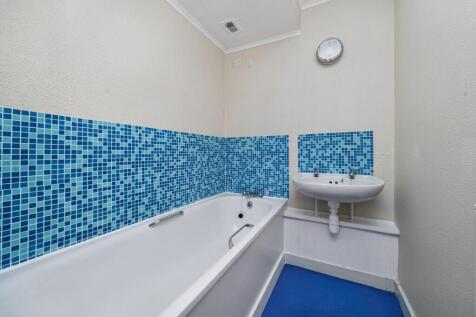 Flat 79 Mountbatten Square, Ward Royal, Windsor, SL4 1SZ