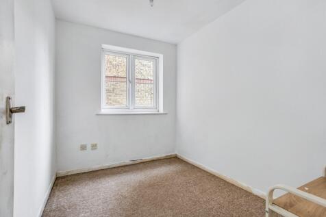 Flat 10 Wyvern House, Bridge Road, Grays, Essex, RM17 6RS