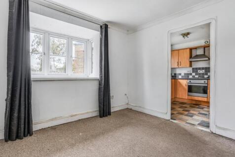 Flat 10 Wyvern House, Bridge Road, Grays, Essex, RM17 6RS