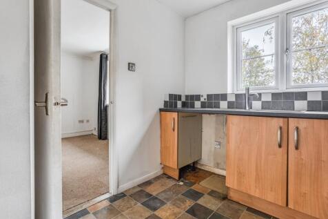 Flat 10 Wyvern House, Bridge Road, Grays, Essex, RM17 6RS