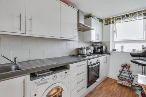 Flat 74 Gainsborough House, Ayley Croft, Enfield, Middlesex, EN1 1XZ
