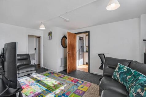 Flat 74 Gainsborough House, Ayley Croft, Enfield, Middlesex, EN1 1XZ