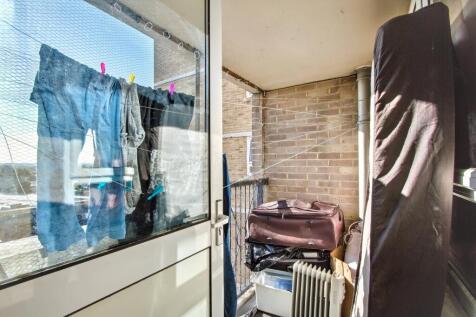 Flat 74 Gainsborough House, Ayley Croft, Enfield, Middlesex, EN1 1XZ