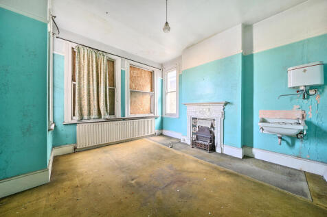 79 Bromley Road, Catford, London, SE6 2UF