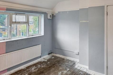 Flat A, 47 Goldings Crescent, Basildon, Essex, SS16 4RX