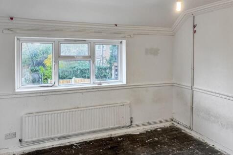 Flat A, 47 Goldings Crescent, Basildon, Essex, SS16 4RX