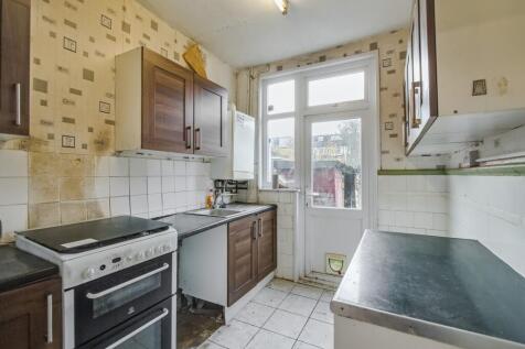 96 Grenoble Gardens, London, N13 6JH