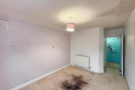 Flat B, 80 Charteris Road, Brent, London NW6 7EX