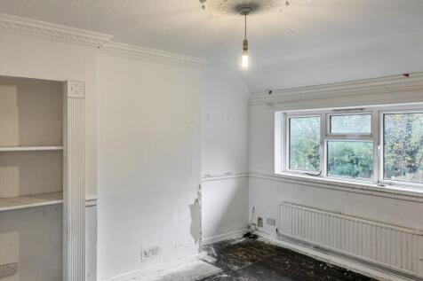 Flat A, 47 Goldings Crescent, Basildon, Essex, SS16 4RX