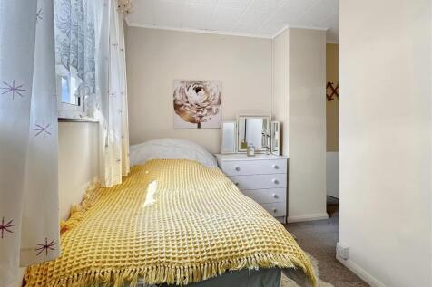 Bedroom 1 (2)