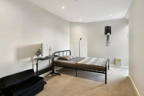 Bedroom 1 (2)