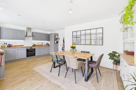 Kitchen/Dining Area