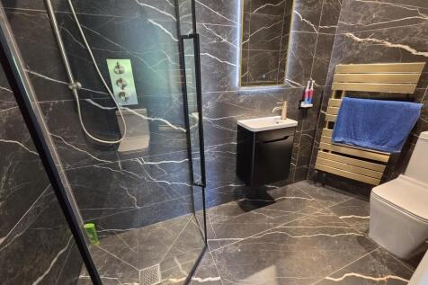 Bedroom 2 ensuite