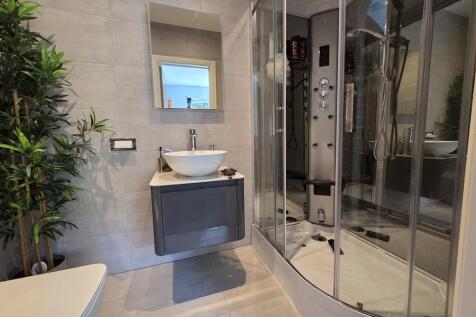 Bedroom 5 ensuite...