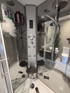 Bedroom 5 ensuite...