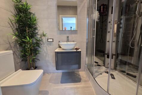 Bedroom 5 ensuite