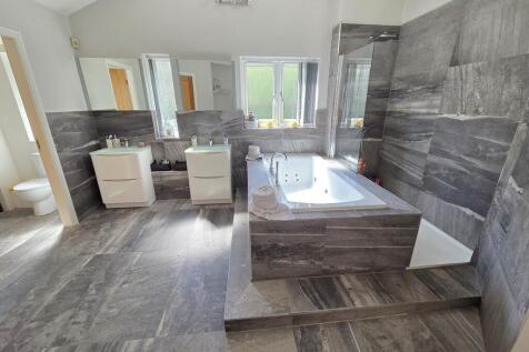 master bedroom en...