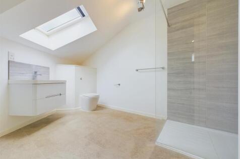 Ensuite off bedroom 1