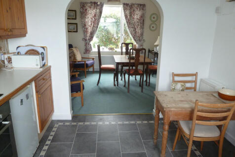 Arch to dining area