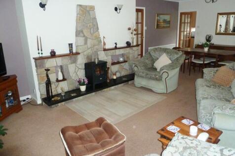 Spacious lounge