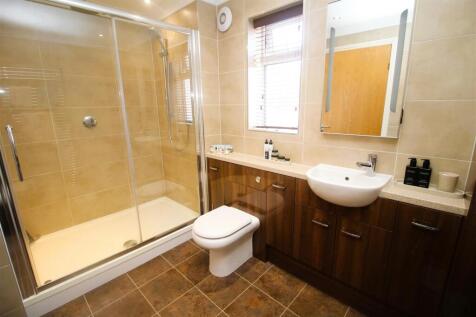 bed 1 ensuite .JPG