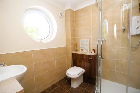 Ensuite to bed 2 .JPG