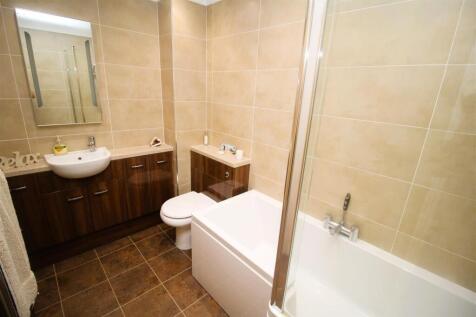 Bathroom 3 .JPG