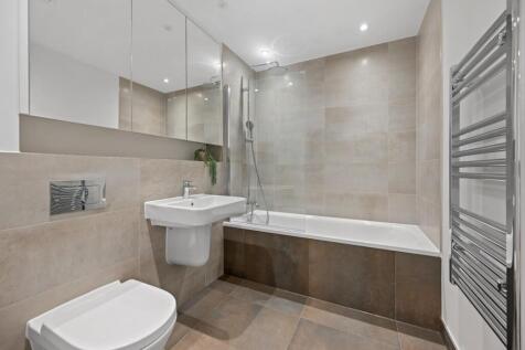 RC- bejoux court- flat 4 - bathroom 3 (1).JPG