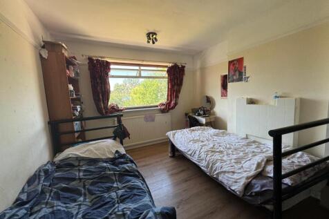 Bed 2.jpg