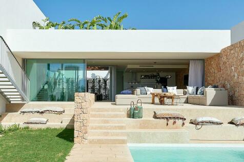 6 bedroom villa for sale in Cala Comte