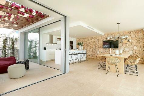 6 bedroom villa for sale in Cala Comte